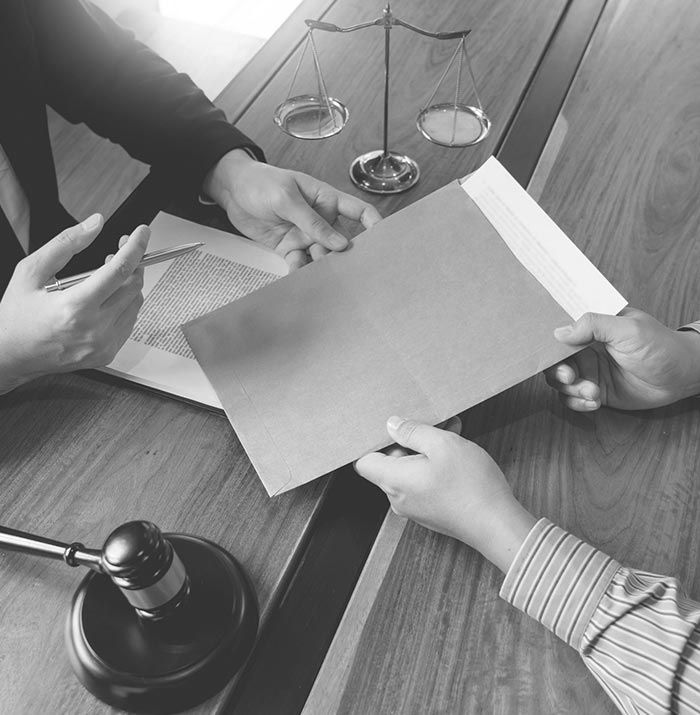 Persona con documentos jurídicos